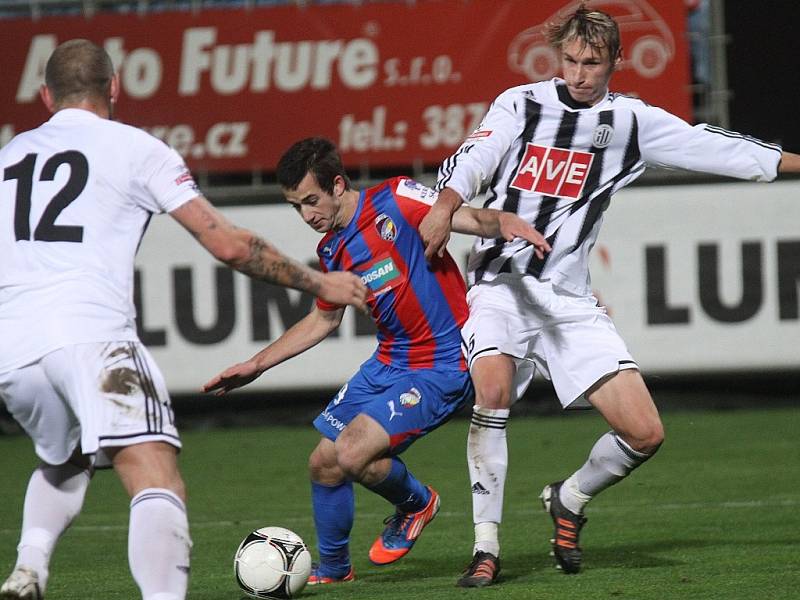 Pavel Novák v zápase s Plzní atakuje hostujícího Štípka.