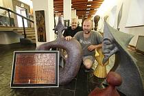 Sofochyto je název výstavy, která o víkendu začala v bechyňském Mezinárodním muzeu keramiky. Svá díla představují (zleva) fotograf Ivo Hajn a sochař Petr Fidrich.
