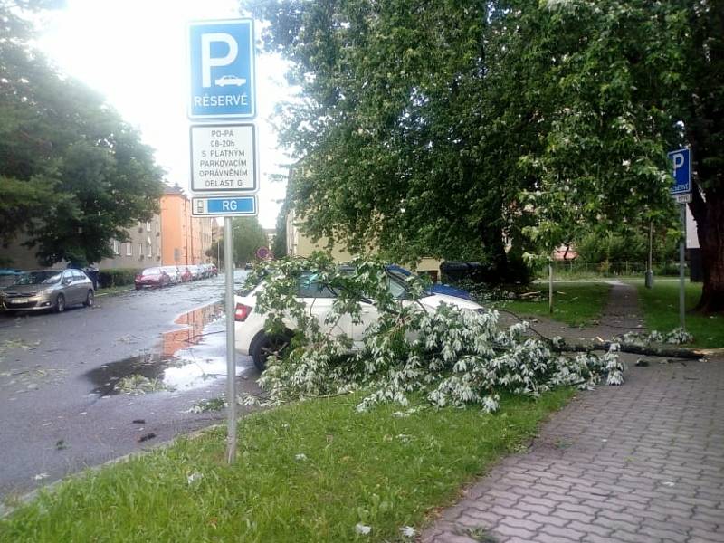 Následky bouřky v Českých Budějovicích na Pražském předměstí.