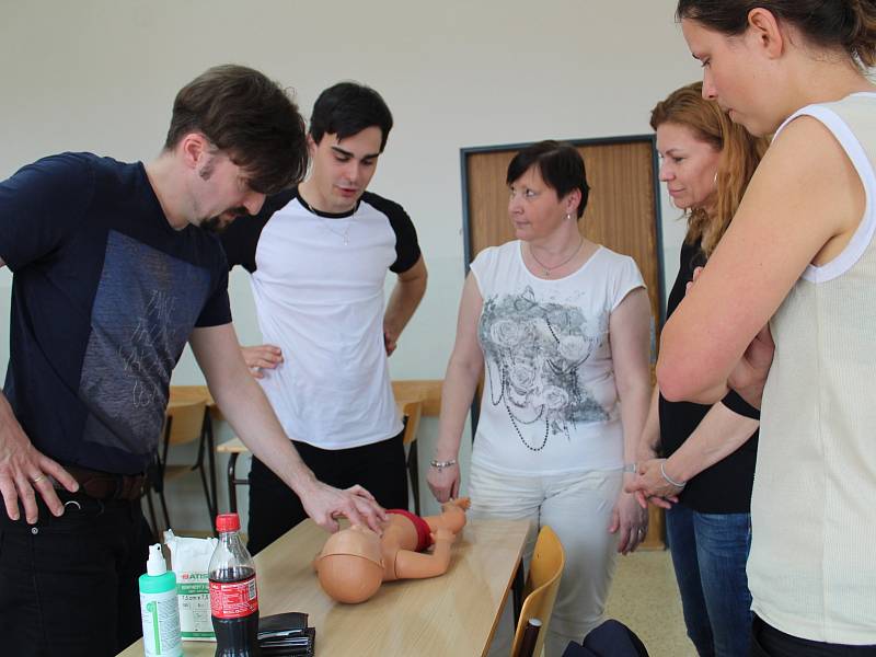 Zatímco malí studenti Dětské univerzity se v poslední lekci právě končícího semestru věnovali tématu zdravé výživy a riziku obezity, jejich rodiče a ostatní dospělí zájemci měli možnost vyzkoušet si první pomoc.