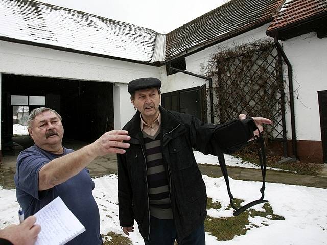 František  Postl (tmavá bunda) u natáčení Mlh na blatech přímo byl jako desetiletý kluk. Spolu s Josefem Máchou ukazují na dvoře čakoveckého statku U Ratajů směrem na zápraží, kde vznikly mnohé scény z prostředí rodiny Krušných. 