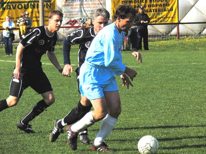 Spartak Trhové Sviny gólem v nastaveném čase rozhodl okresní derby v Mladém ve svůj prospěch. Na snímku mládský František Souček (42 let) uniká v souboji nejstarších hráčů svých mužstev kapitánovi Trh. Svinů Janu Gažákovi (35), vlevo je Ondřej Kolář.