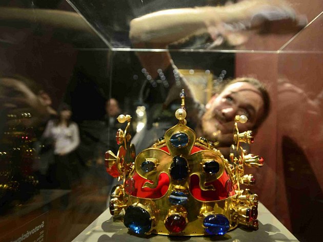 Výstava Hrady a zámky objevované a opěvované, která trvá do 15. března v Jízdárně Pražského hradu. Na snímku kopie svatováclavské koruny z hradu Karlštejna, na snímku dokončuje jeden ze řemeslníků přípravu exponátů.