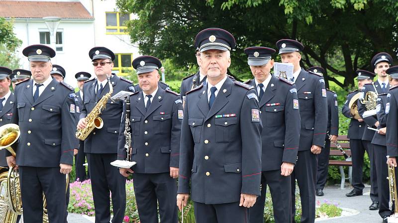 Hudba Hradní stráže a Policie ČR hrála v areálu budějovické nemocnice jako poděkování zdravotníkům za nasazení v době pandemie.