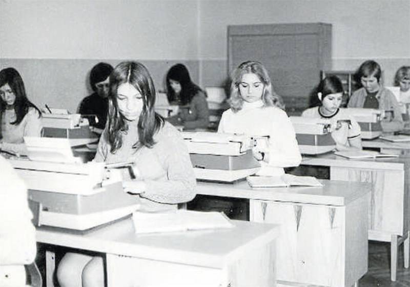 Dívčí odborná škola v 70. letech minulého století.