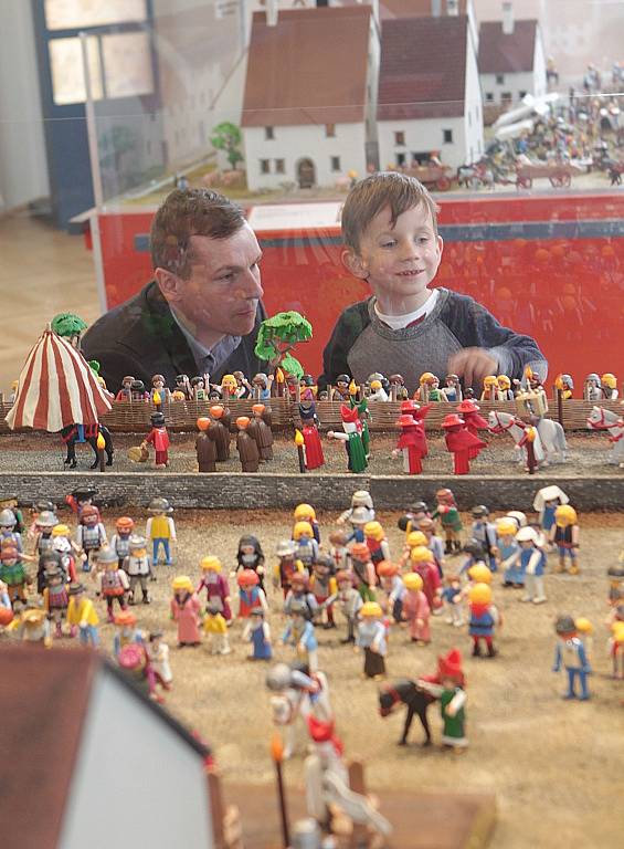 Přes 550 figurek stavebnice Playmobil, připomínajících české igráčky, přibližuje hravou a vtipnou formou události kolem koncilu v Kostnici 1415, po němž byl upálen Jan Hus. Nová expozice v Jihočeském muzeu cílí na děti, zůstane zde do 13. ledna 2016.