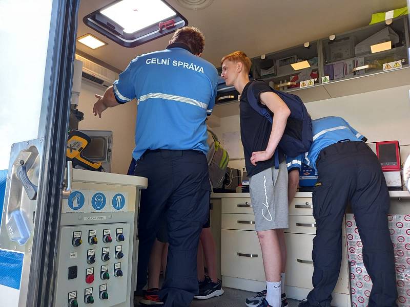 Celní úřad pro Jihočeský kraj předvedl svou techniku na českobudějovickém výstavišti. Během dvou dní tu veřejnosti na zvídavé dotazy odpovídala řada celníků a celnic. 