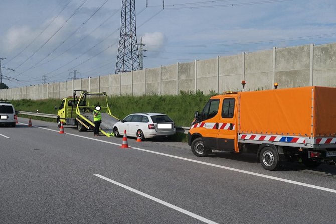 Ranní nehoda na dálnici D3 u Vitína zkomplikovala cestu mnoha řidičům směřujícím od Veselí do Budějovic.