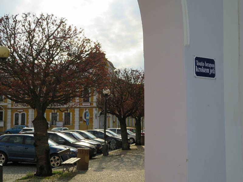 Vtipné cedule, nápisy i varování číhají na každém kroku. V jižních Čechách o ně také není nouze.