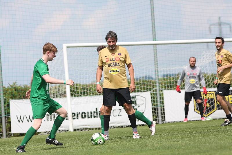 V sobotu si užili fanoušci fotbalu i českých filmů 10. ročník akce Pomáháme fotbalem 2018. Shlédli utkání týmů Real top Praha a Mádl Temau. Na hřišti se objevili kromě Jiřího Mádla, jeho dva bratři, ale i Vojtěch Dyk, Adam Mišík, Lavi (Kuba Štáfek),...