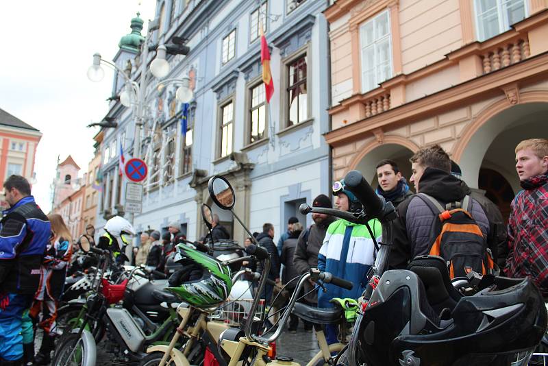 Sraz motorkářů na budějovickém náměstí Přemysla Otakara II. na Štědrý den v poledne.