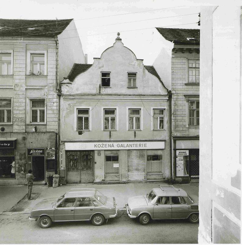 Hroznová ulice, dům č. 13, červenec 1983. Foto ze sbírky fotografií a pohlednic Jiřího Dvořáka poskytl Státní okresní archiv České Budějovice.