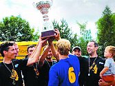 Letní antukovou ligu vyhráli Humři, Jiří Popelka (vpravo se synem Jasmínem), přezdívaný Strom,  získal Cenu srdce a volejbalového umu. 