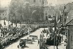 1. máj 1954. Tribuna před radnicí na náměstí s čelnými představiteli zdejšího města.