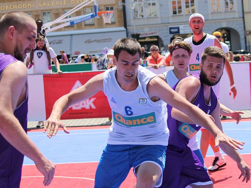 České Budějovice - Sobota 10. června patří na náměstí Přemysla Otakara II. v Českých Budějovicích basketbalu. Po roce tam dorazila Chance 3x3 Tour. U Samsona vyrostly čtyři kurty s mobilními koši.