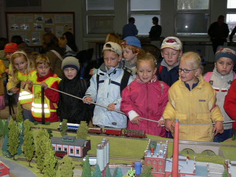 Zejména malé návštěvníky čtvrtečního a pátečního programu v českobudějovickém depu Českých drah potěšily kromě jiných lákadel i modely vlaků a kolejišť.