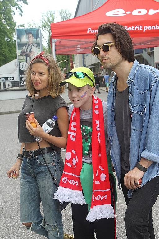 Na stadionu fotbalistů Dynama se v neděli v kopačkách předvedly známé osobnosti. Sportovní klání také doplnily koncerty.