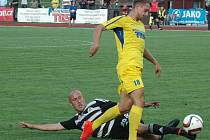 Před týdnem ve Varnsdorfu hrálo Dynamo 0:0 (na snímku Ivo Táborský atakuje domácího Petra Ryse), v pátek chce doma se Znojmem vyhrát.