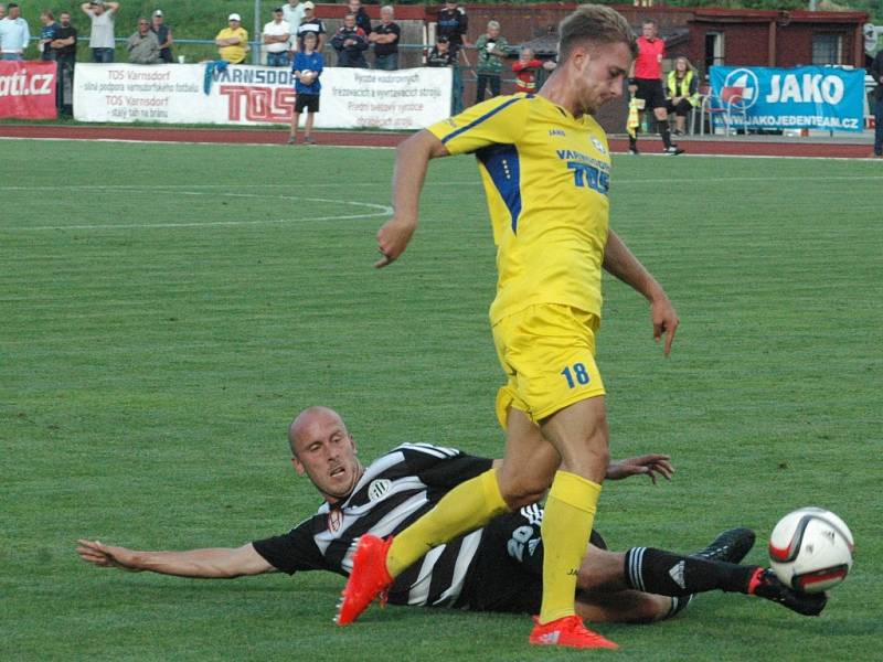 Před týdnem ve Varnsdorfu hrálo Dynamo 0:0 (na snímku Ivo Táborský atakuje domácího Petra Ryse), v pátek chce doma se Znojmem vyhrát.