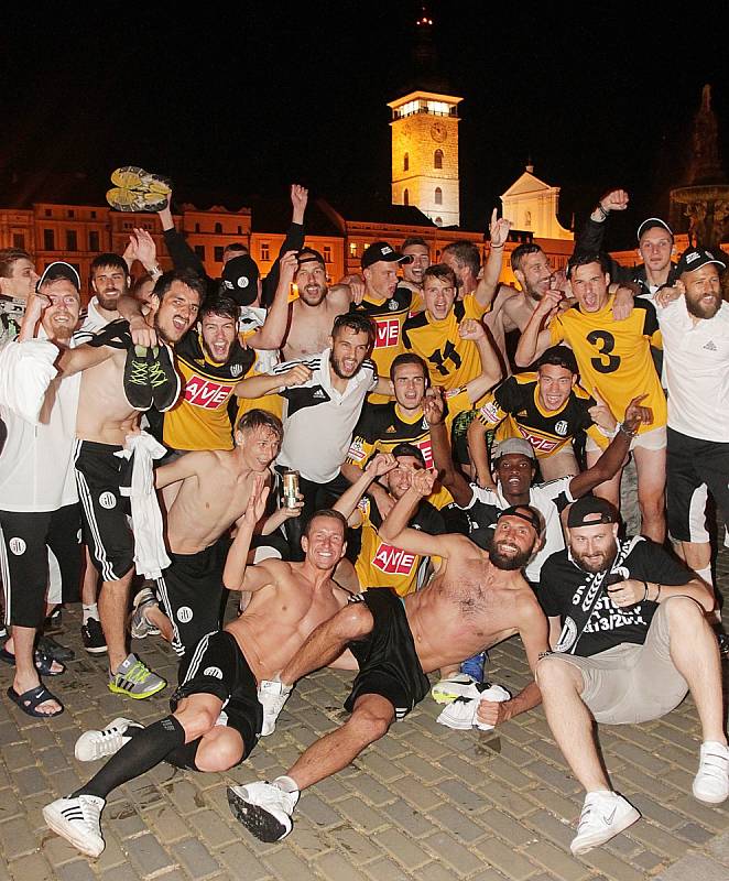 Oslavy postupu do první ligy zahájilo Dynamo skokem do kašny na náměstí.