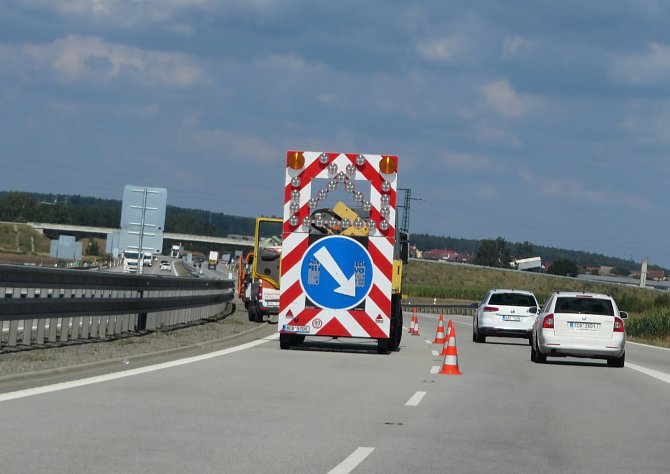 Opravy dálnic znamenají pro řidiče komplikace. Jsou ale nezbytné.