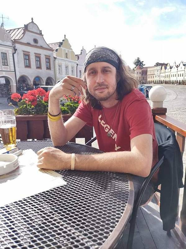 Jednatřicetiletý Pavel Dorotka se před nedávnem se přestěhoval do Českých Budějovic. Od svých pětadvaceti let si jde za svým snem. Chce být slavným hercem, protože věří, že je to jeho osud.