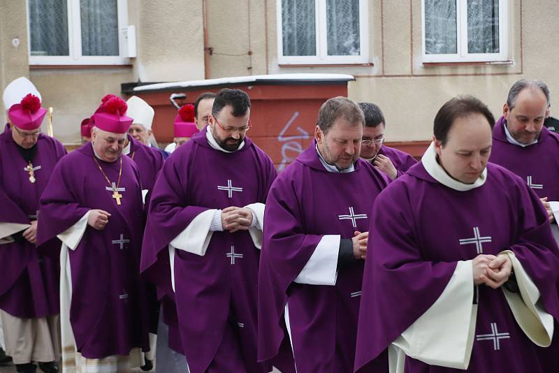 Pohřeb faráře Marcina Żelazného v Trhových Svinech.