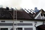 Ve čtvrtek ráno vyráželi budějovičtí hasiči do Drahotěšic k požáru bytu.