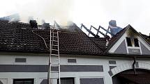 Ve čtvrtek ráno vyráželi budějovičtí hasiči do Drahotěšic k požáru bytu.