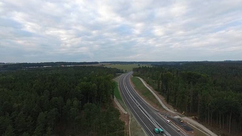 Nové vodorovné dopravní značení na kruhovém objezdu v českobudějovické Okružní ulici, které souvisí s novým úsekem D3, zmátlo v pondělí ráno řidiče. Stalo se tu hned několik dopravních nehod.