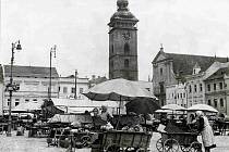 Sobotní trh se zeleninou na náměstí, 1936. Foto ze sbírky fotografií a pohlednic Jiřího Dvořáka poskytl Státní okresní archiv České Budějovice.