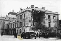 Nádraží po leteckém bombardování. Foto ze sbírky fotografií a pohlednic Jiřího Dvořáka poskytl Státní okresní archiv České Budějovice.