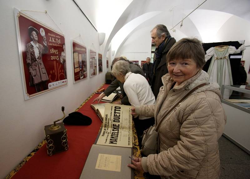 Staré kroniky, almanachy, fotografie z představení a další zajímavosti od včerejška představuje výstava, která je v přízemí historické budovy českobudějovické radnice věnována ochotníkům ze spolku J. K. Tyl.