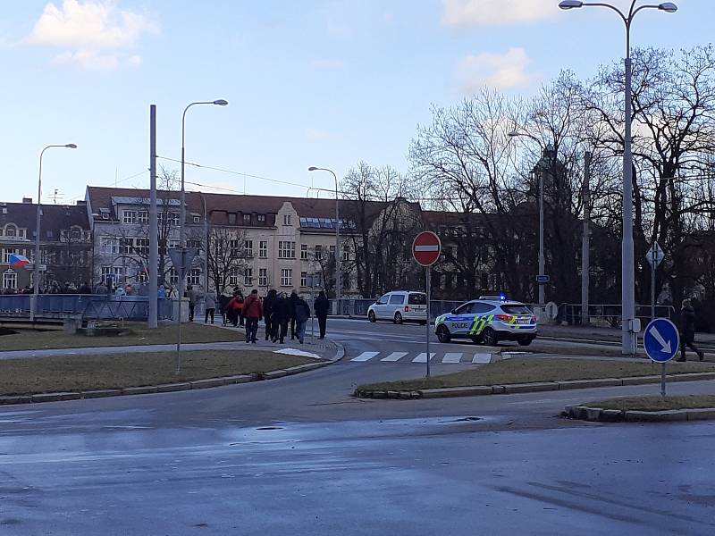 Demonstrace a pochodu za svobodu v Českých Budějovicích se zúčastnilo asi pět stovek lidí. Na průběh akce dohlížela policie.