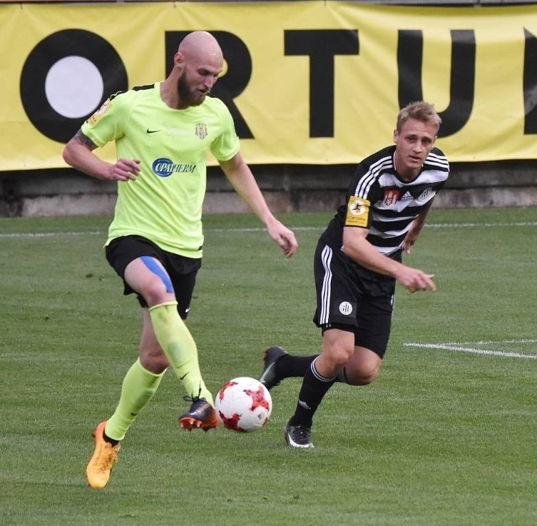 Fotbalisté Dynama v sobotním šlágru II. ligy porazili Opavu 2:1 a vystřídali ji v čele tabulky. 