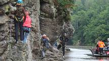 Na skále nad Vltavou mezi Hlubokou a Purkarcem je nová via ferrata, vhodná je i pro rodiny s fyzicky zdatnými dětmi.