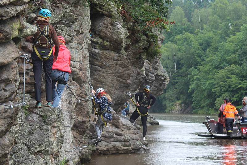 Na skále nad Vltavou mezi Hlubokou a Purkarcem je nová via ferrata, vhodná je i pro rodiny s fyzicky zdatnými dětmi.