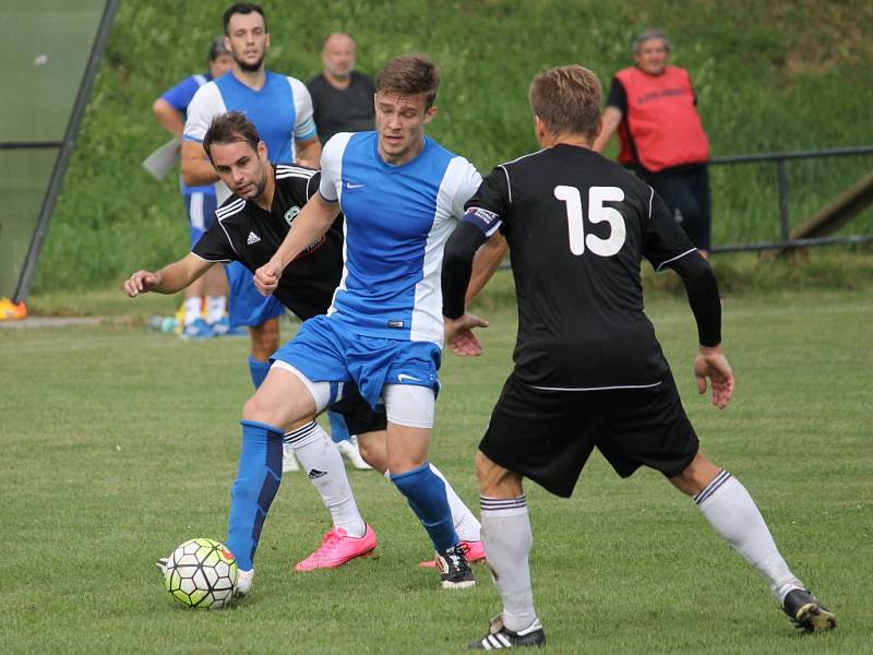 Fotbalisté Ševětína (v černých dresech) podlehli Olešníku 0:3 a první bod v krajském přeboru jim stále uniká.