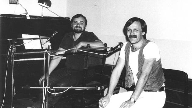 Jan Burian a Jiří Dědeček vydávají své první a poslední společné album. Na šesti CD shrnuje jejich hraní z let 1974 - 1985, hraní s Magdou Křížkovou, Jiřím Suchým, neznámé nahrávky i koncert na Večeru rozpadlých dvojic v předvečer listopadové revoluce.