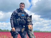Policejní pes Miník se svým psovodem Petrem Pořádkem.
