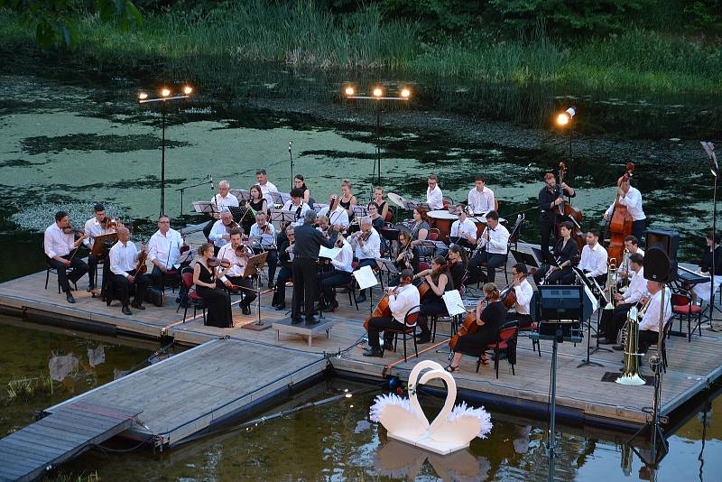 Hudební umělci Smyčcového orchestru Český Krumlov zahráli v Týne nad Vltavou světové skladby.