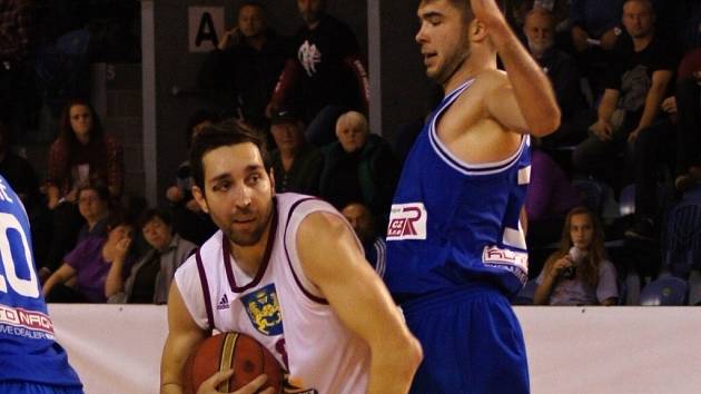 JDE DO TUHÉHO. Ve středu prohráli basketbalisté Lions s USK Praha. Na snímku s míčem pivot Pavel Novák. 