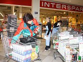 Sbírka nenechala chladné ani zákazníky budějovického hypermarketu Interspar. Potraviny pro lidi v nouzi darovala například i Lenka Buštová (na snímku spolu s dobrovolnicemi Lenkou Trávníčkovou a Danou Vitáskovou).