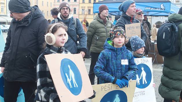 Protest proti autům na náměstí v Českých Budějovicích.