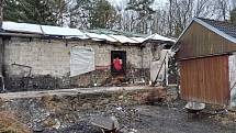 Odklízení následků požáru rodinného domu ve Zlivi v lednu 2022.