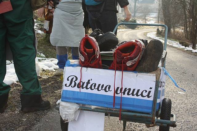 Unikátní šavlová koleda, jediná svého druhu, se dochovala na Novohradsku. Koledníci při ní musí zvládnout i efektní a technicky náročný tanec se šavlemi. Snímky z osady Vyšné.