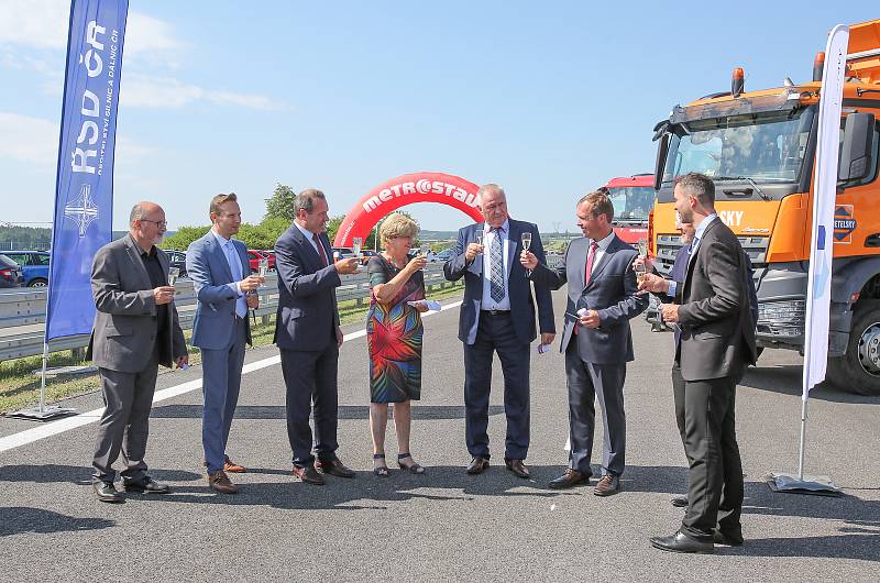 Mezi Ševětínem a Bošilcem je zprovozněn další úsek dálnice D3. Je o jeden kilometr delší, než byl původní předpoklad a měří 9,1 km.