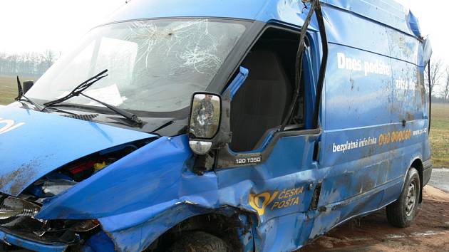 Smrtelná nehoda u Pištína. Řidič poštovního auta nepřežil.