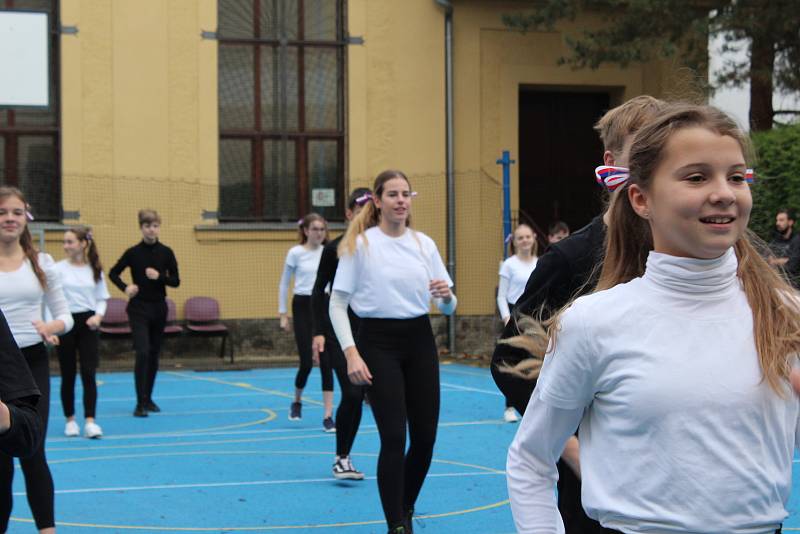 Studenti Gymnázia Česká nacvičili spartakiádní sestavu.