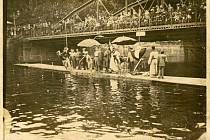 Snímek zachycuje propagační plavecké závody na Malši mezi Modrým a Zlatým mostem v centru Budějovic roku 1921.